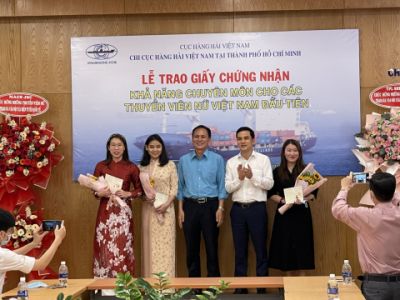 Cục Hàng hải Việt Nam trao Giấy chứng nhận khả năng chuyên môn cho các thuyền viên nữ đầu tiên của Việt Nam